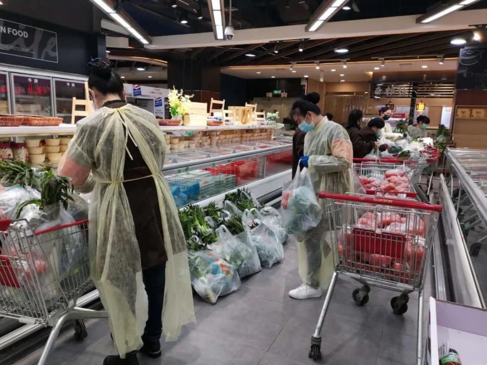  #社区工作人员#现在，武汉的商超都在这样卖菜！