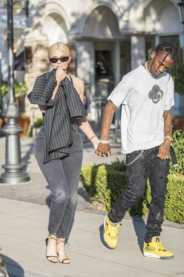 卡戴珊小妹穿乳胶运动衫上街,肩膀带子被勒成一条线是怎么回事