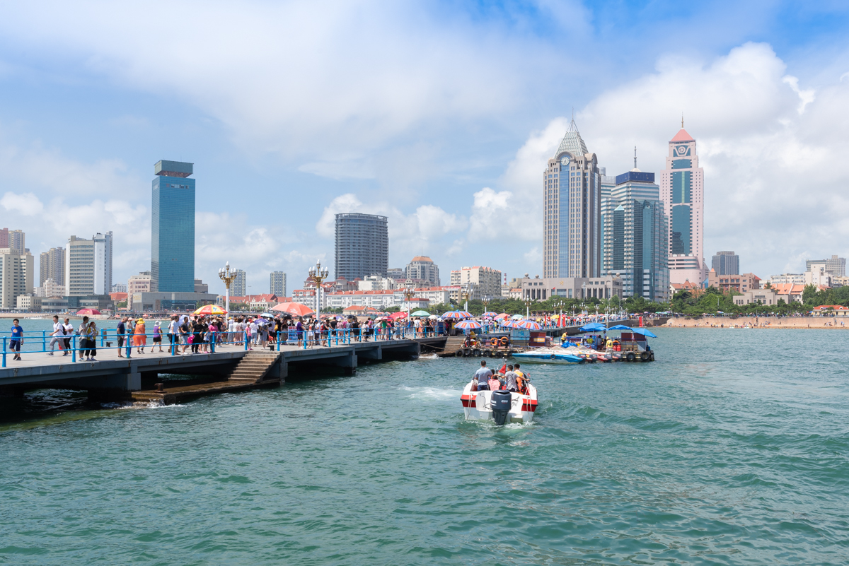 青岛的标志栈桥，已经美了126年，依然游客云集