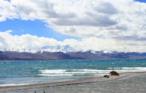 它是西藏最大的湖泊，也是世界上海拔最高的咸水湖，它就是纳木错