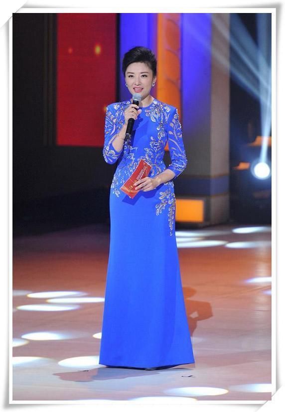 当50岁周涛扎上麻花辫，网友直呼：嫩炸天！这气质不是董卿能比的