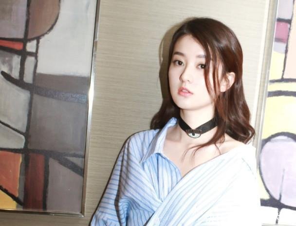 乔欣的裤子是自己做的看似普通的搭配，但下半身才是时尚焦点！