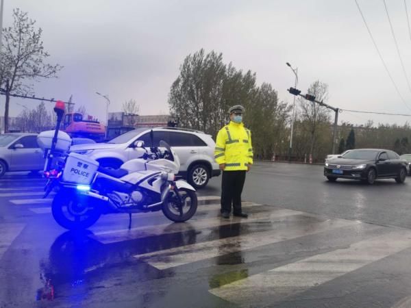  「坚守岗位」保畅通促安全！山东交警雨中执勤尽职责，坚守岗位保平安！