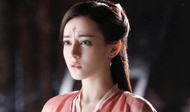 迪丽热巴与老板不和，和男星暧昧?网友:都是谣言，人红是非多