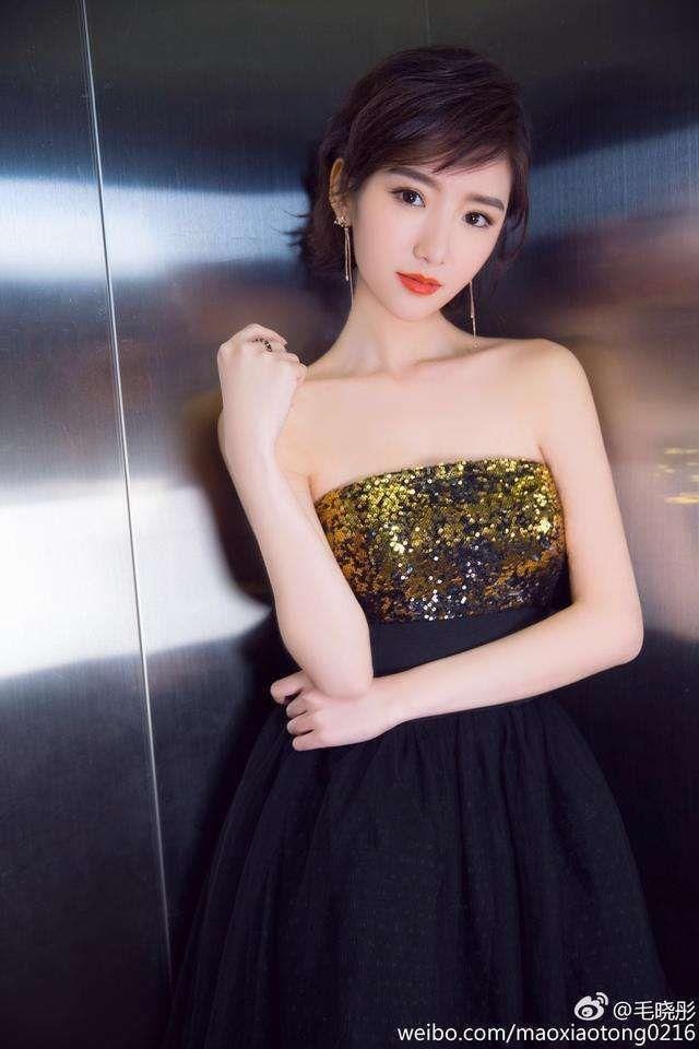 毛晓彤身穿“珠宝长裙”亮相,网友:裙子太“贵气”!