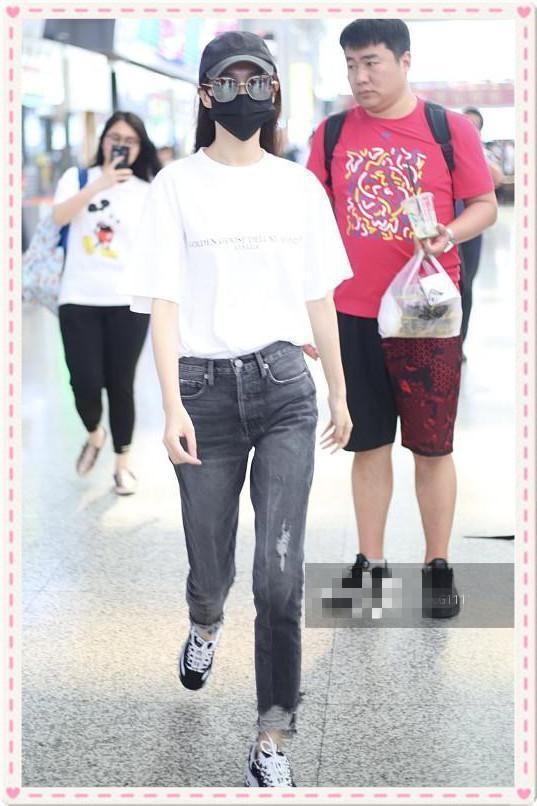 当160斤贾玲与86斤唐嫣同穿T恤衫，网友直呼：就算没胸我也要减肥