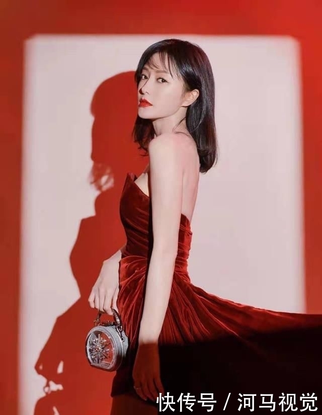 滤镜■穿丝绒抹胸裙秀香肩美腿,“白月光”果然不一般,秦岚自带滤镜美