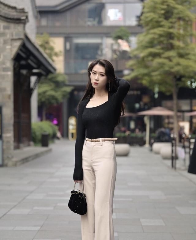 『格子』街拍:穿搭一身粉色格子的美女抢镜,给人一种干净的美