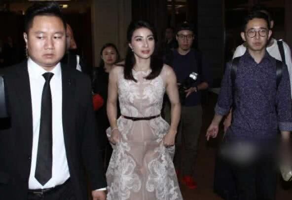 郭晶晶穿礼服出席活动好身材一览无遗，网友：终于穿出阔太的气质