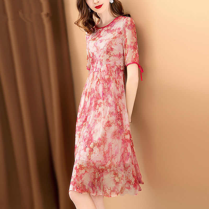 想不到!60后老妈穿这裙子,不仅洋气还忒高贵,美嫩像个小姑娘