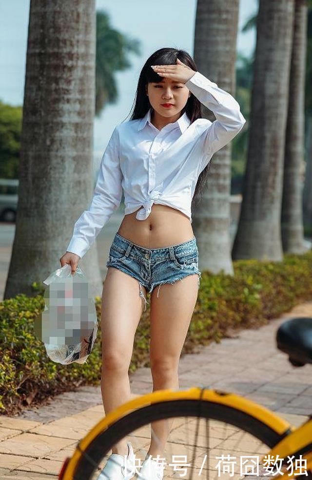 美女|路人街拍:美女穿着一件宽松的抹胸上衣,凉爽又有气质