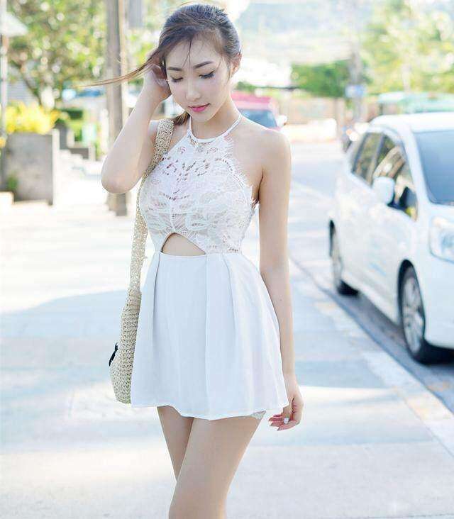 街拍: 镂空设计的吊带裙, 若隐若现很迷人