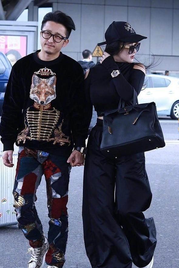 冉莹颖为炫腰勒这么紧, 衣服都快撑“爆”了, 难怪邹市明一脸无奈