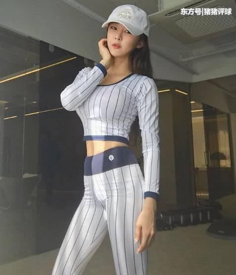 健美赛场上的女金刚，场下穿上包臀裙，瞬间散发出女人味！