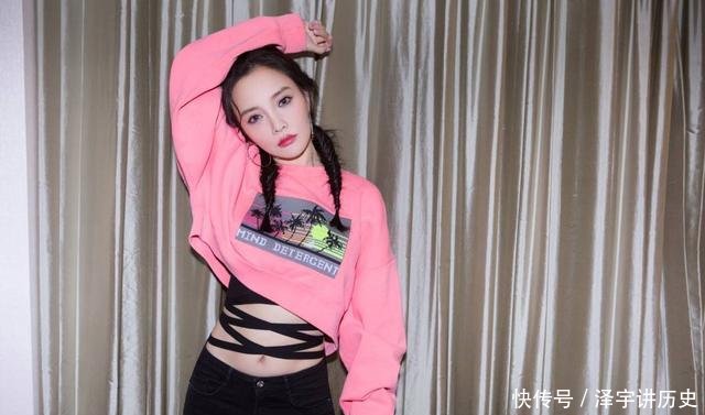 小腹■李小璐真不愧是辣妈中的战斗机, 身穿性感卫衣, 小腹忒撩人