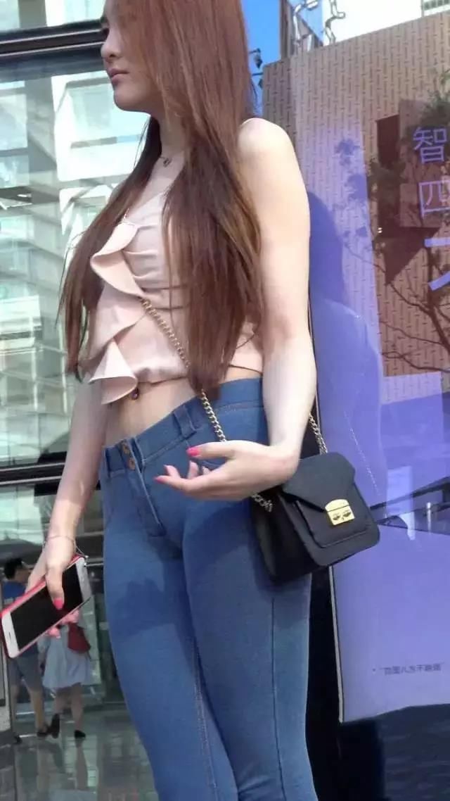 街拍：穿牛仔裤的性感美女