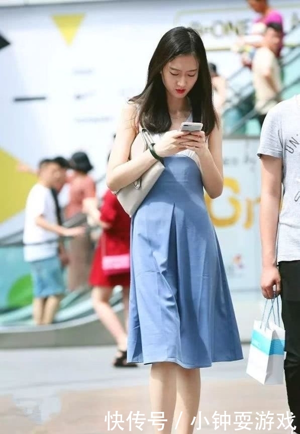 『短袖T恤』女性穿上高跟鞋, 打造出时尚魅力的自己