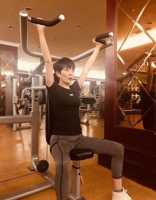 「迷人」杨乐乐身穿健身服,苗条的身材十分迷人