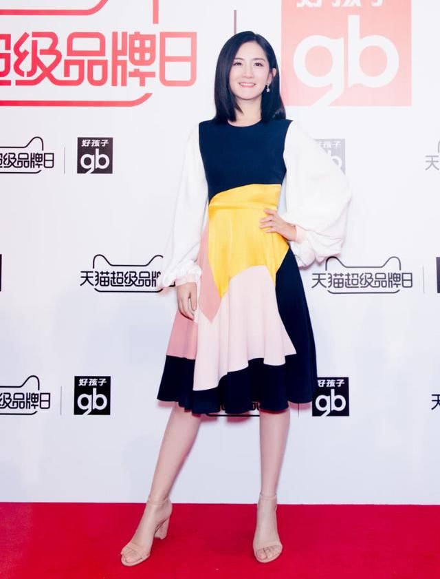 谢娜穿碎花裙想穿出少女范儿，却被束腰带出卖了产后发福的身材！