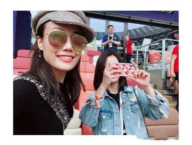 马云赏脸与阿Sa祖儿合影，她们两个却都往谢霆锋这边靠?