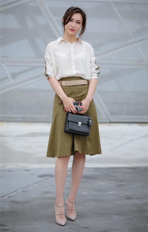 街拍：吸引人的不只有美女的身材与颜值,还有淡定优雅气质