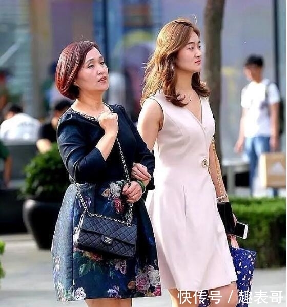  时刻：街拍美女，大长腿配高跟鞋很适合，从高跟时刻开始！