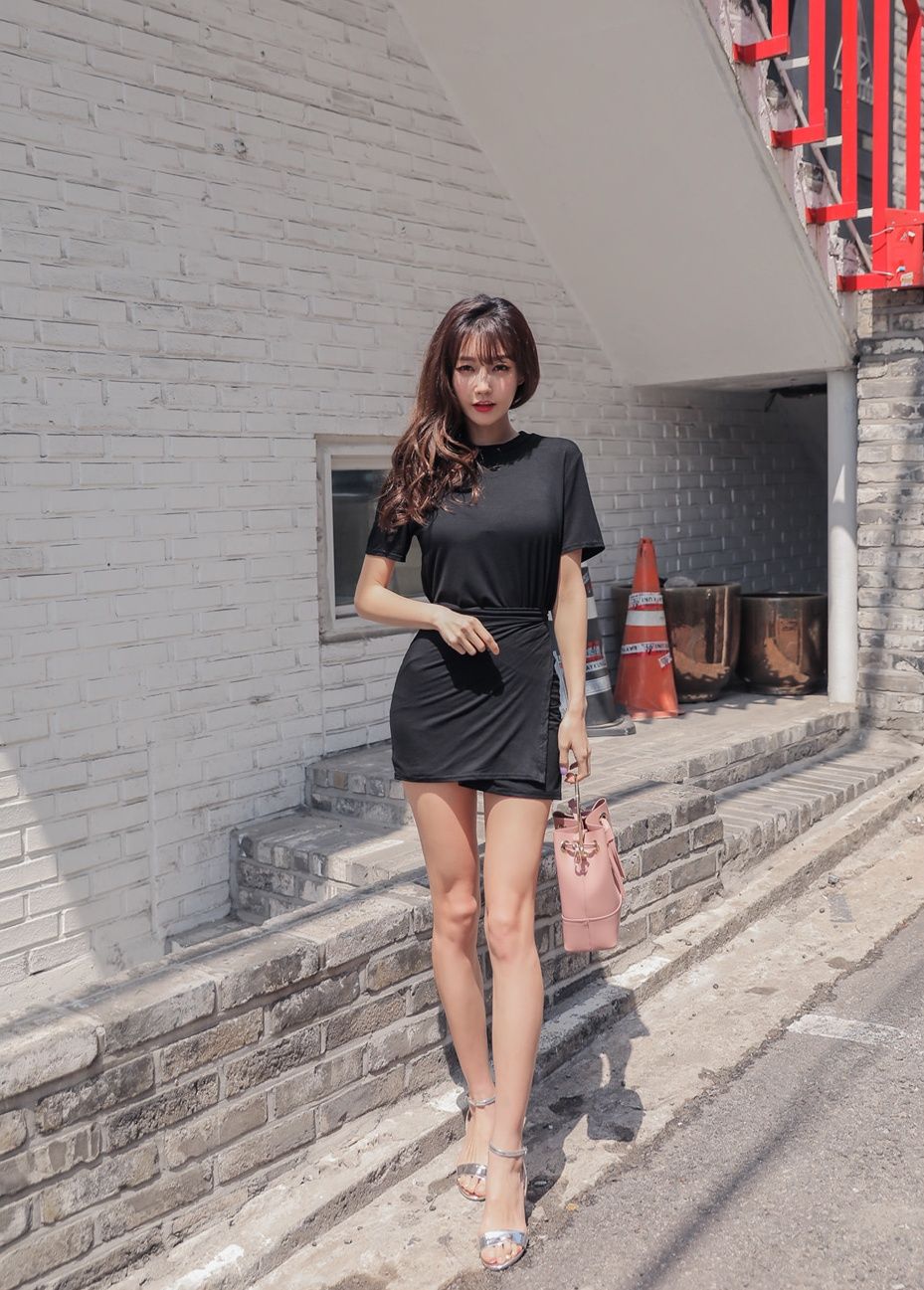 街拍黑色短裙气质美女，拥有迷人的笑容！