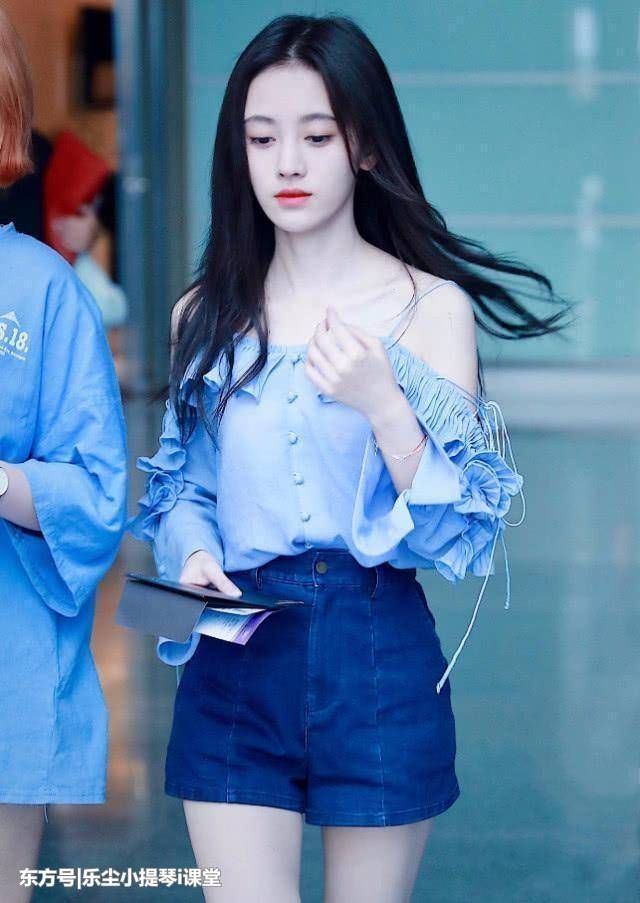 鞠婧祎腰真细，那么紧的短裤都能凹进去，不愧是“四千年美女”