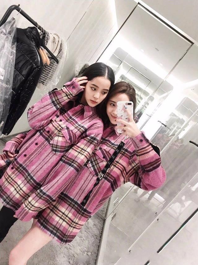 欧阳娜娜粉衬衫穿杨幂身上，立马成抢手货!网友:果然是带货女王