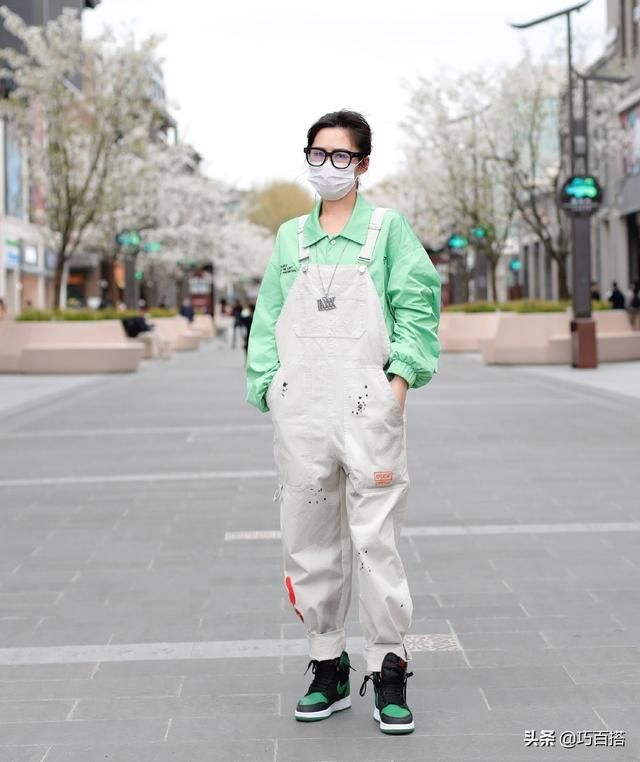 紧身：绿色衣服又出新玩法，别再傻傻的穿紧身上衣了，今年流行这几款