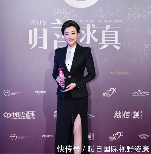  『女人』杨澜好洋气！穿拖地长裙“国风”十足，哪像51岁的女人