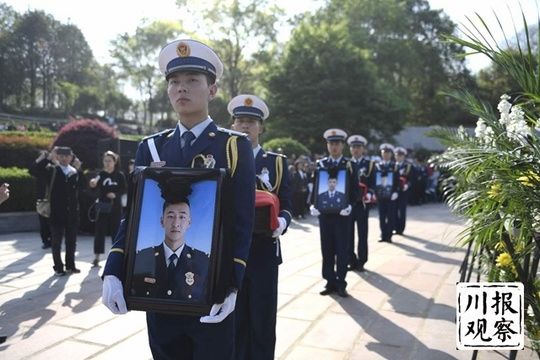 英烈安息!成都群众自发聚集烈士陵园送救火英雄＂最后一程＂