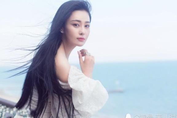 张馨予太惊艳了！鱼尾裙穿到腰就断开了，果然气质才是高级美！