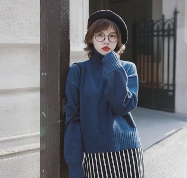  #气质#不想穿得太花哨，又怕黑白灰显老？试试高级的雾霾蓝，特别显气质