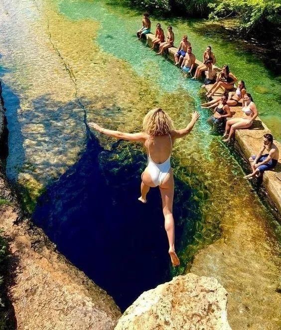 ins上很多大片出自这里，在这样的泳池里游泳定要拉一波仇恨