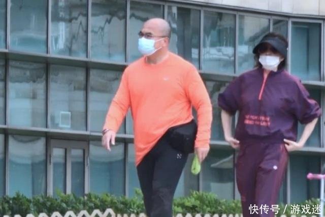  [富商]从富商“收割机”到独立富婆，关之琳带俩保姆遛狗，光头男伴左右