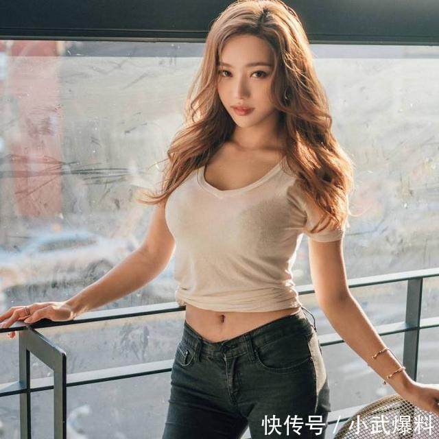 路人街拍，烈日下的行走，最喜欢小姐姐的肚脐装