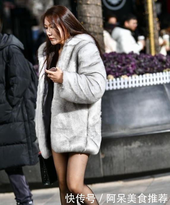  「气质」美女街拍：时尚有气质的小姐姐，穿上个性短裙，带来精致美感！