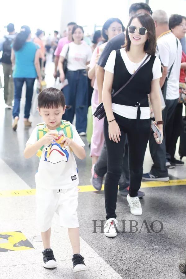 李小璐高调复出靠母女装扮嫩?刘雯一裤两穿太会搭…【海报街拍】