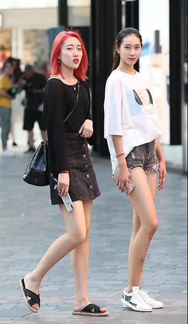 街拍 这些镜头上漂亮姐姐一个比一个高还很丰满 图三就是个例子