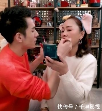 化妆|名门泽佳李佳琦帮妈妈化妆,看到妆容效果后,不愧是口红一哥