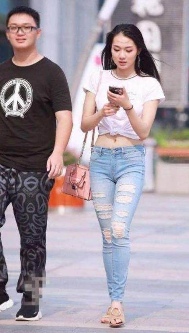 街拍: 身着清凉装的时尚妹子, 身材十分纤瘦!