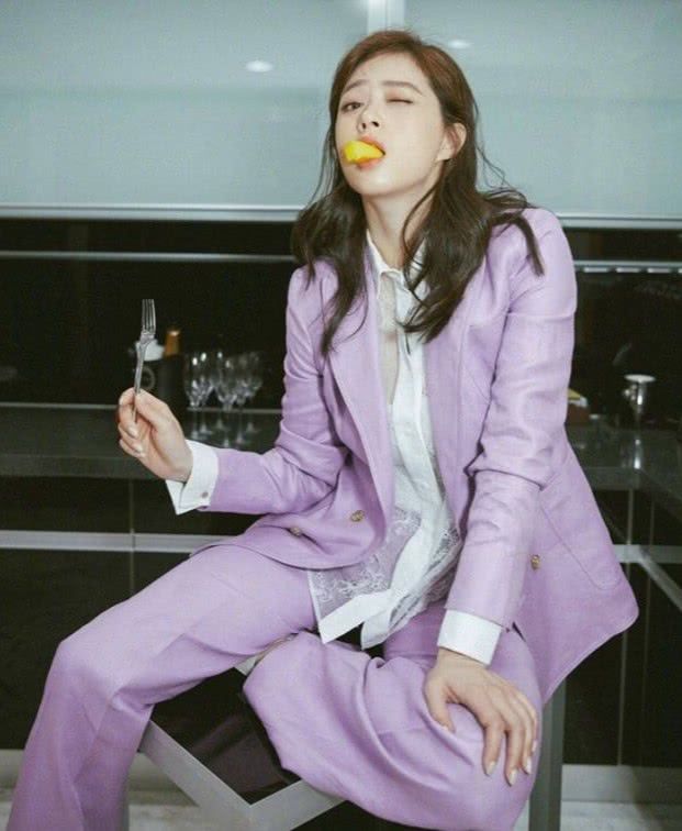 蒋欣穿西装帅帅的，居然将透视蕾丝当打底衣，要不要这么性感