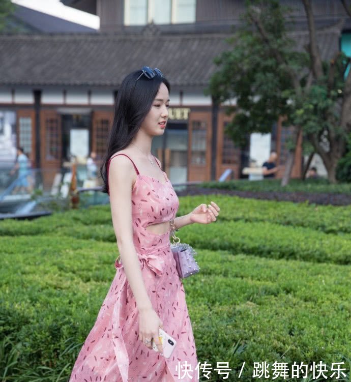 街拍前卫有魅力的美女，紧身穿搭很显活力，下身渔网袜真性感！