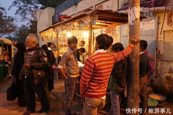 女孩去印度旅游，路上买了块煎饼，导游马上喊住：不能吃！