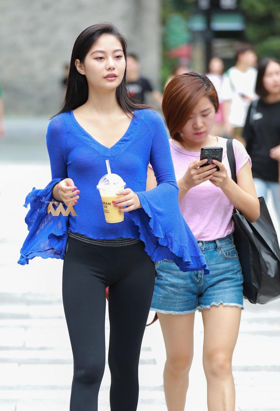 街拍:气质小姐姐紧身热裤，撩发的一瞬间带来甜美浪漫的既视感