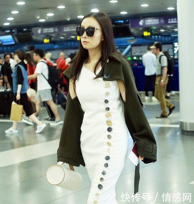 陶虹这样穿衣太尴尬,裙摆长的走不动道,把女助理都急红了眼!