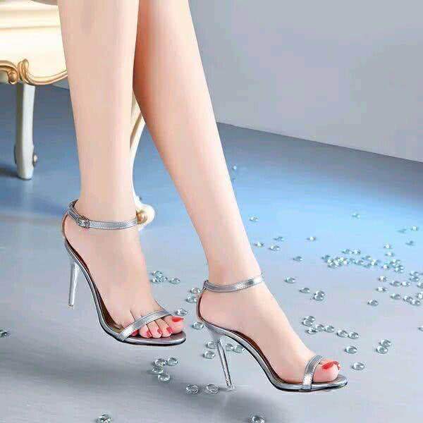 尖尖细高跟，搭配白嫩脚丫，让人想多看几眼！