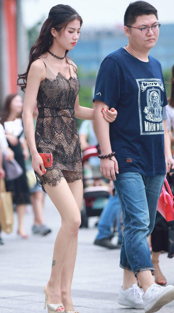 气质小姐姐肉色连衣裙尽显迷人曲线，千娇百媚的身姿很是吸睛，网