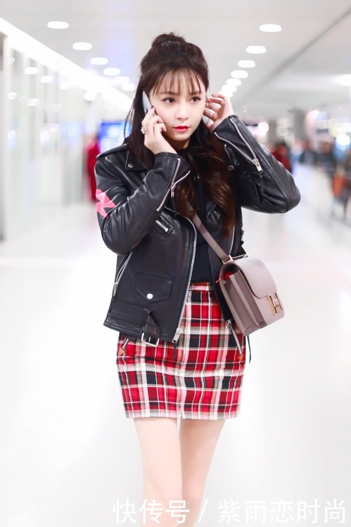 沈梦辰穿件塑料裙去机场，大长腿依旧还在，就是上身也太紧了吧？